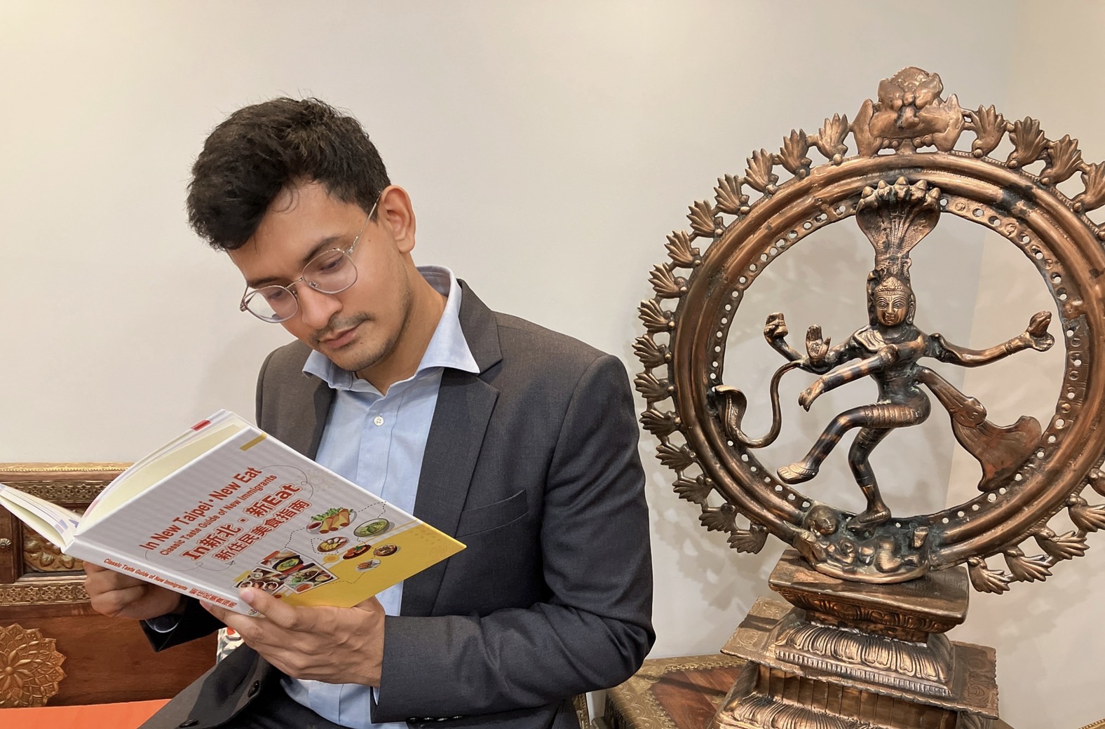 印度—台北協會楊丹杰副會長協助宣傳新住民美食手冊