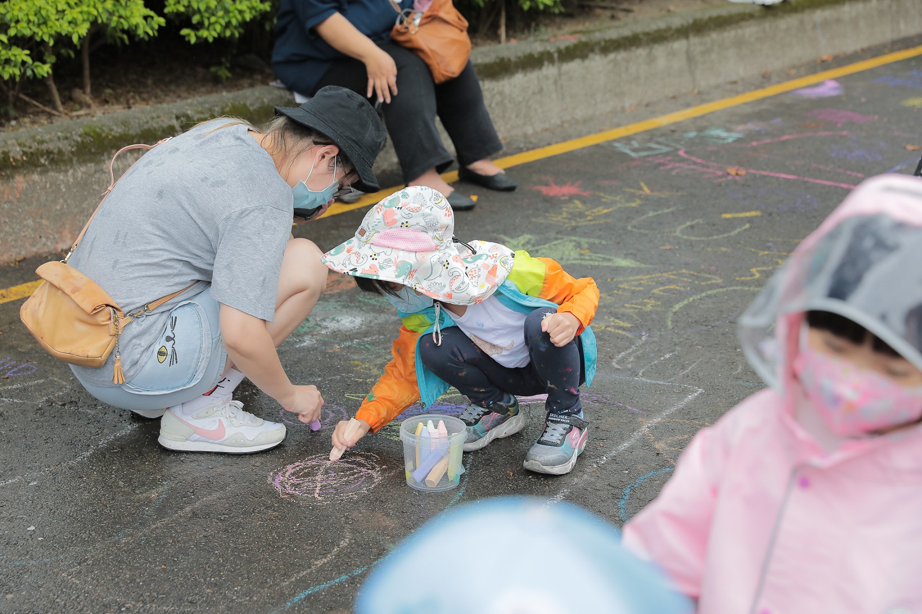 小朋友在粉筆大地塗鴉，將馬路當成畫板，盡情展現繪畫天分及對這世界的想像
