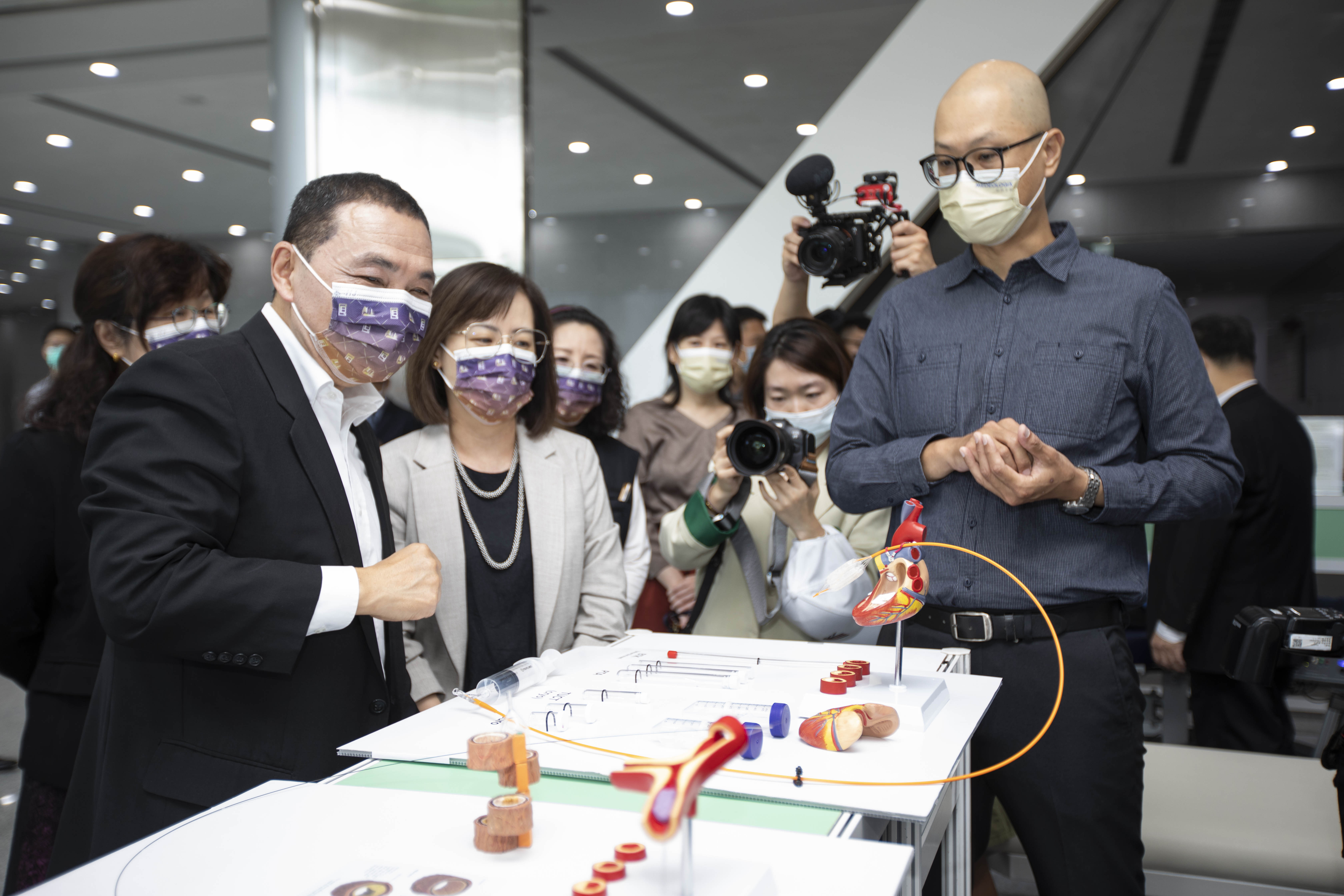 市長侯友宜今年4月參加寶高進駐典禮，至益興生醫展示攤位了解醫療球囊的設計理念